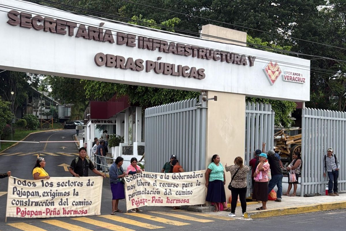 Habitantes de Pajapan durante protesta en oficinas de SIOP Xalapa para exigir rehabilitación de la carretera Pajapan–Peña Hermosa.
