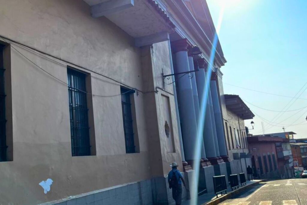Primaria Enrique C. Rébsamen cerrada en Xalapa antes del puente del Día del Maestro en Veracruz.