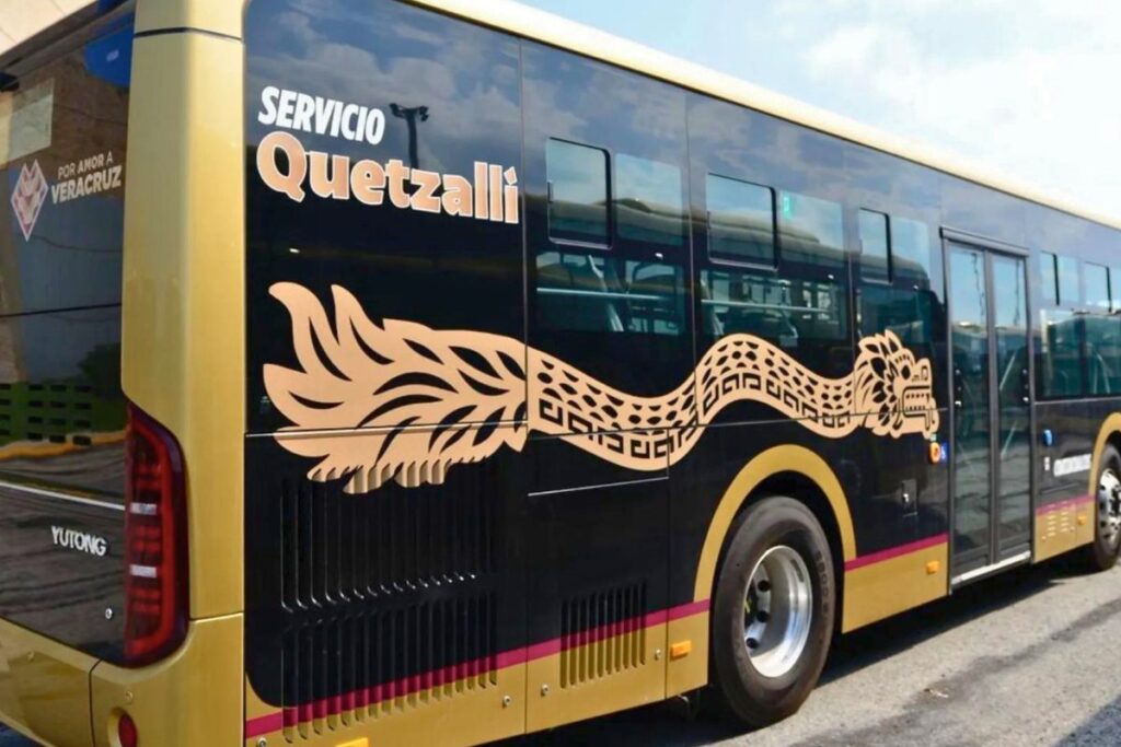 Choferes de Quetzalli en Coatzacoalcos denuncian jornadas excesivas y amenazas laborales.