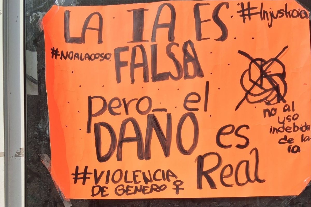 Protesta de estudiantes afuera de la ETI 1 Veracruz por difusión de imágenes en WhatsApp.