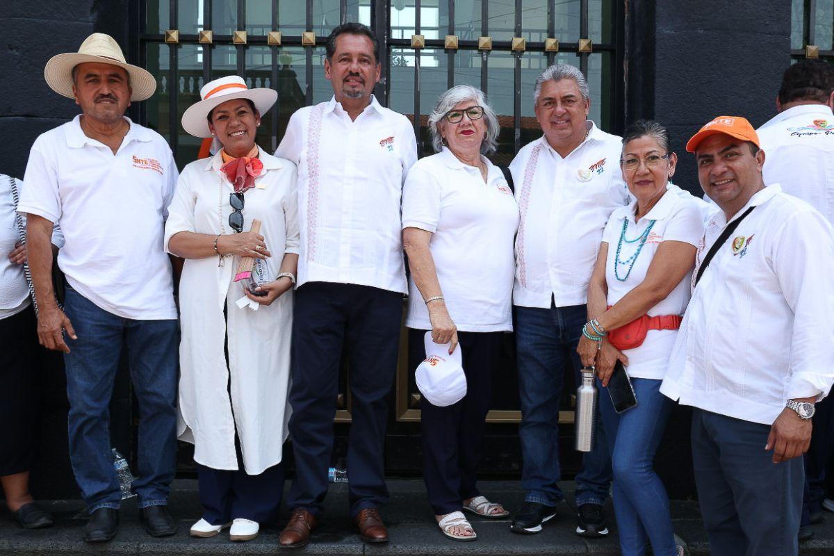 Maestra impartiendo clases en aula pública de México en medio de crisis educativa