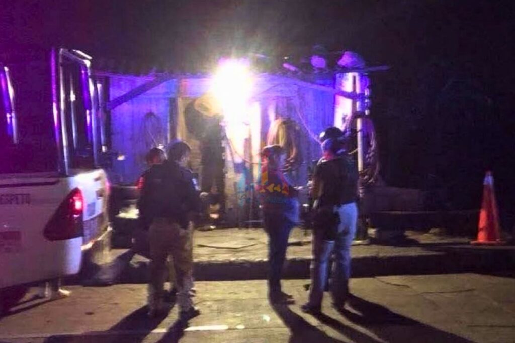 Elementos de seguridad resguardan la zona tras ataque armado en una talachera de Las Barrillas, en Coatzacoalcos.