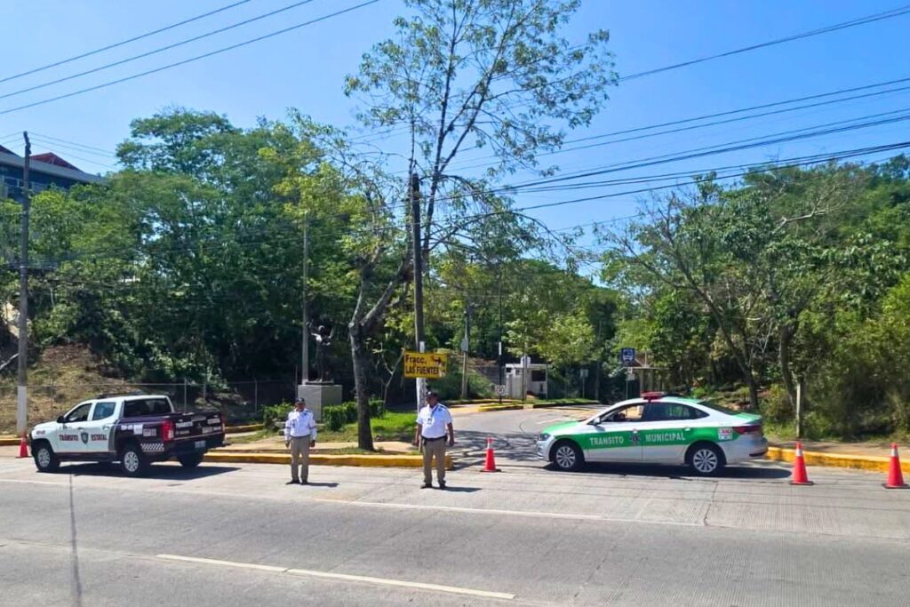 Vecinos caminan por rutas alternas tras cierre por socavón en Las Fuentes Xalapa