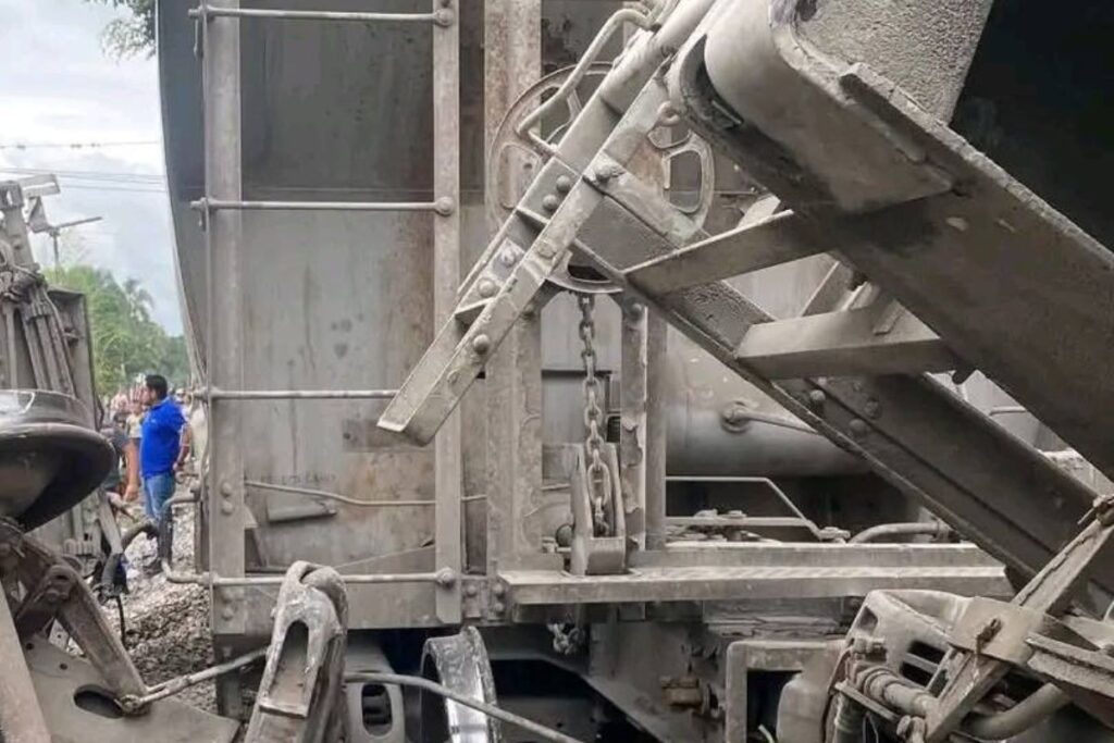 Descarrilamiento de tren en Fortín Veracruz con vagones fuera de las vías cerca de zona habitada