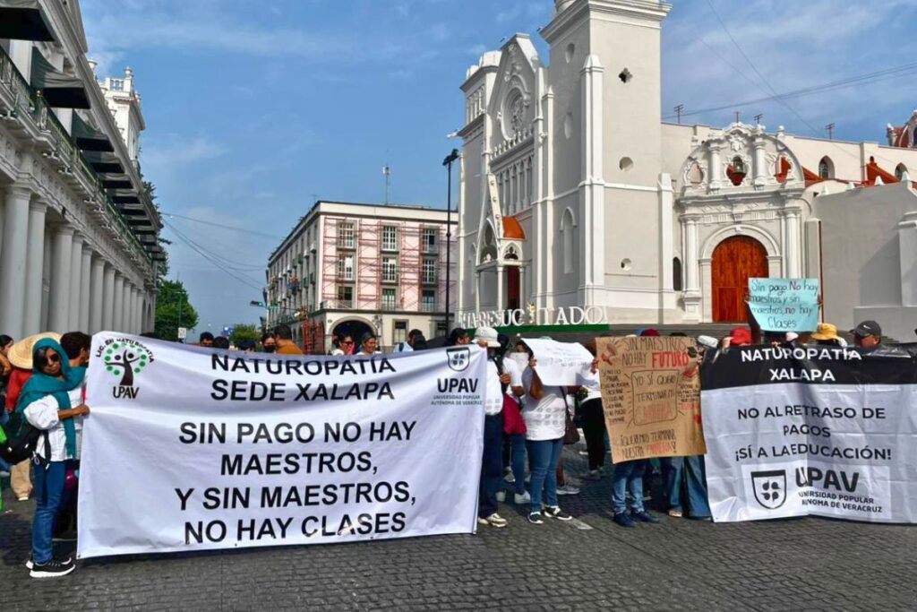Protesta de maestros y alumnos de la UPAV Veracruz en el centro de Xalapa por pagos y clases