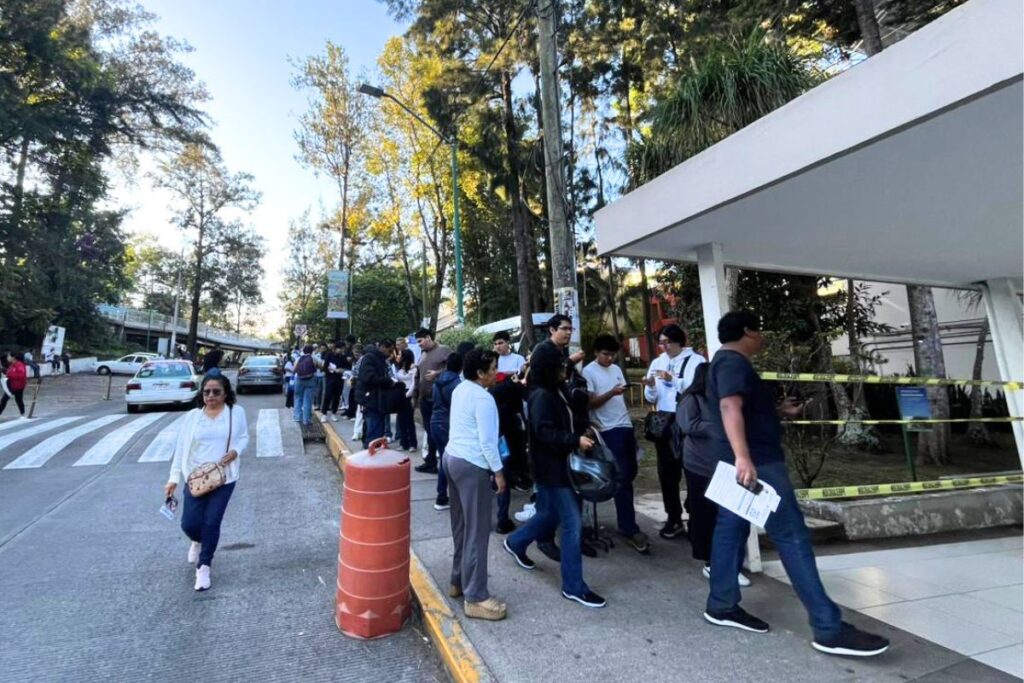 Aspirantes esperan ingresar al examen de admisión UV 2026 en una facultad de la Universidad Veracruzana.