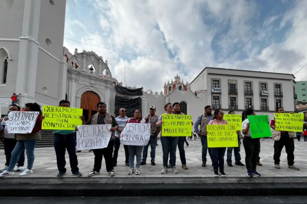 Trabajadores de Salud de Poza Rica durante protesta por exclusión laboral y falta de contratos.