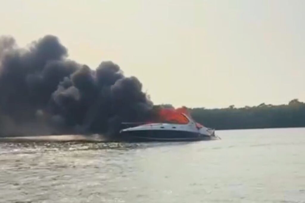 Yate incendiado en Boca del Río bajo investigación de autoridades de Veracruz.