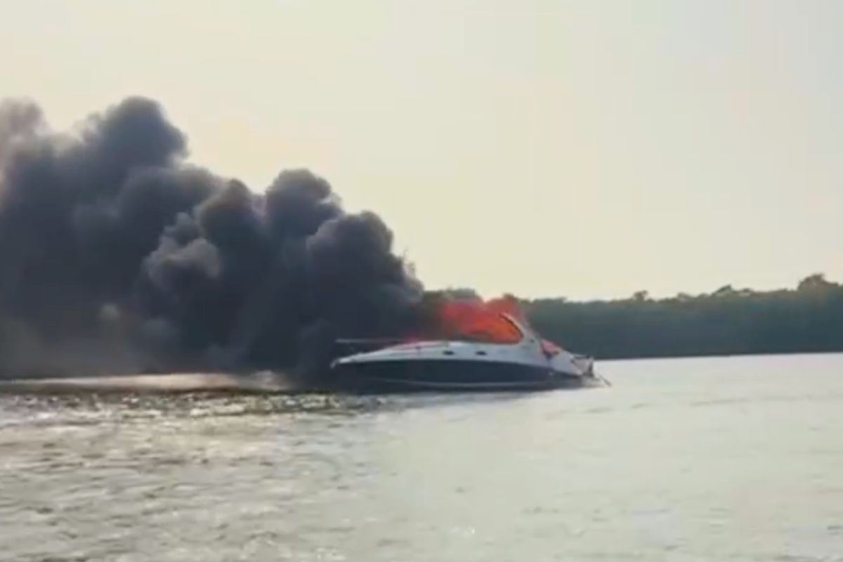 Yate incendiado en Boca del Río bajo investigación de autoridades de Veracruz.