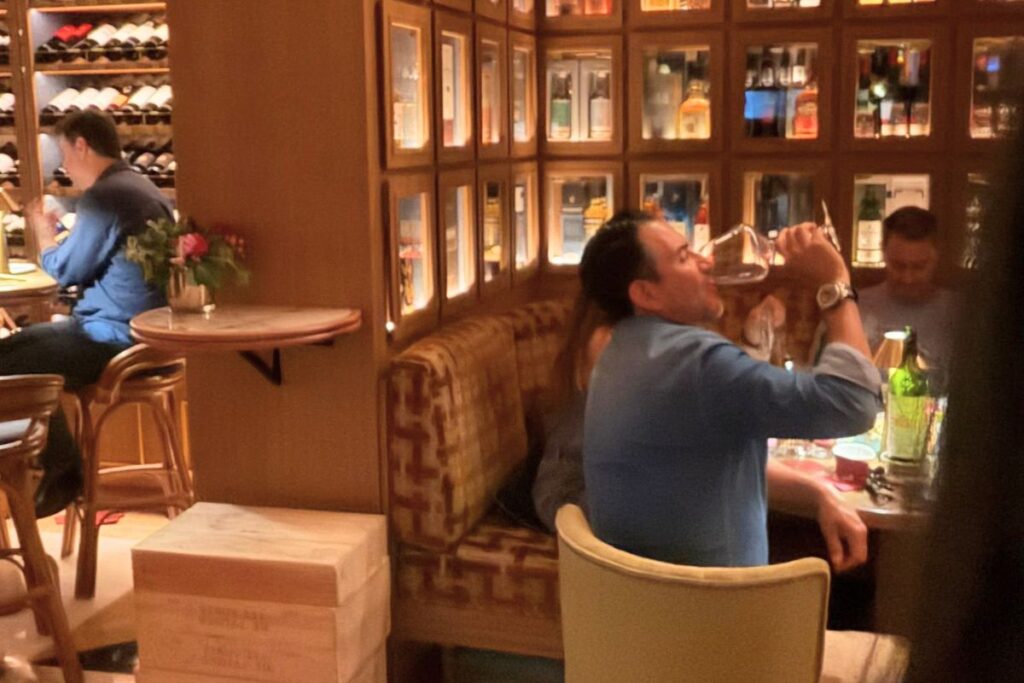 Miguel Ángel Yunes Márquez en el restaurante The Library de Madrid durante una reunión difundida en redes sociales.