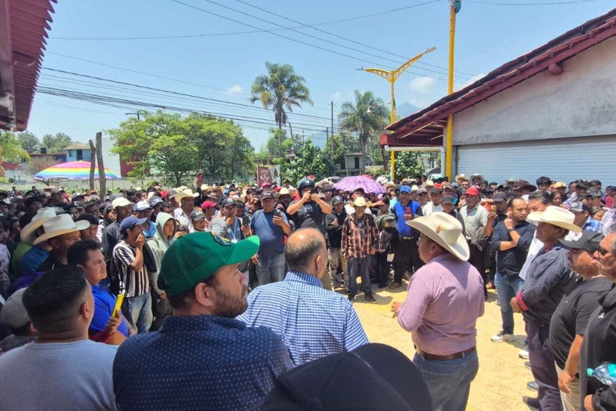 Habitantes de Zacatla liberan bloqueo en Coscomatepec tras acuerdos de obra y reapertura de carretera federal.