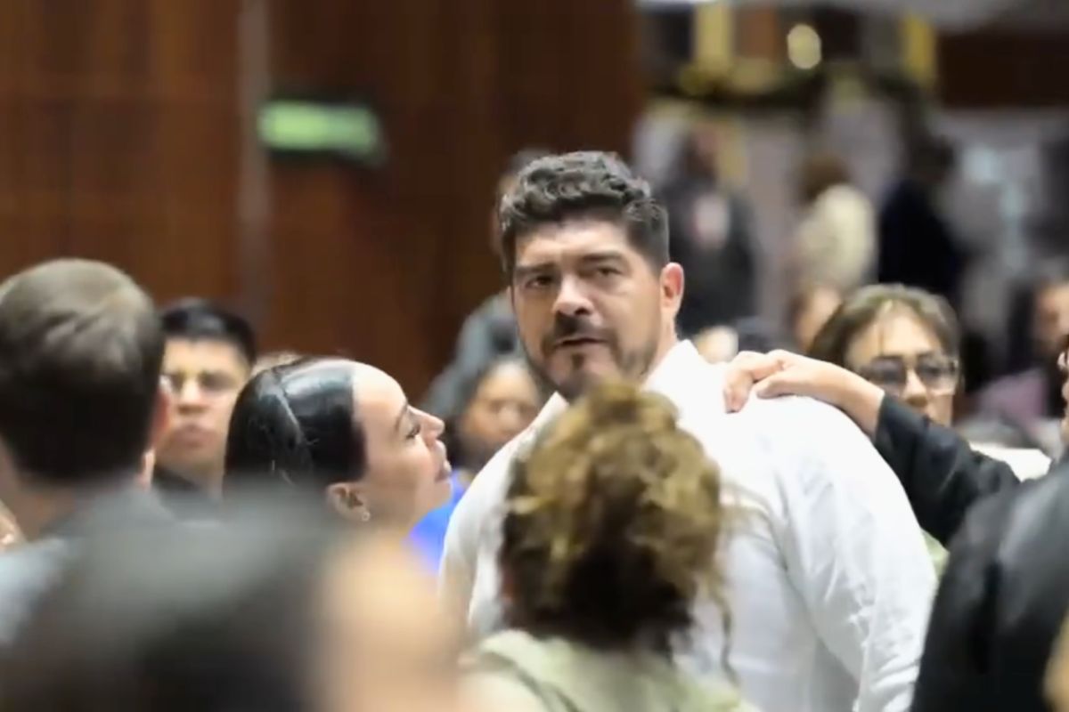 Zenyazen Escobar durante la confrontación con un diputado en sesión de la Cámara de Diputados en San Lázaro.