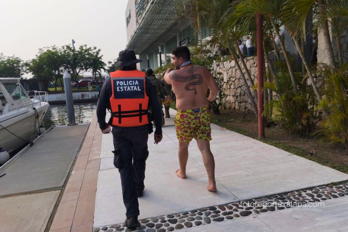 Yate incendiado en Riviera Veracruzana donde cuatro mujeres resultaron lesionadas; Zenyazen Escobar negó ser propietario de la embarcación.