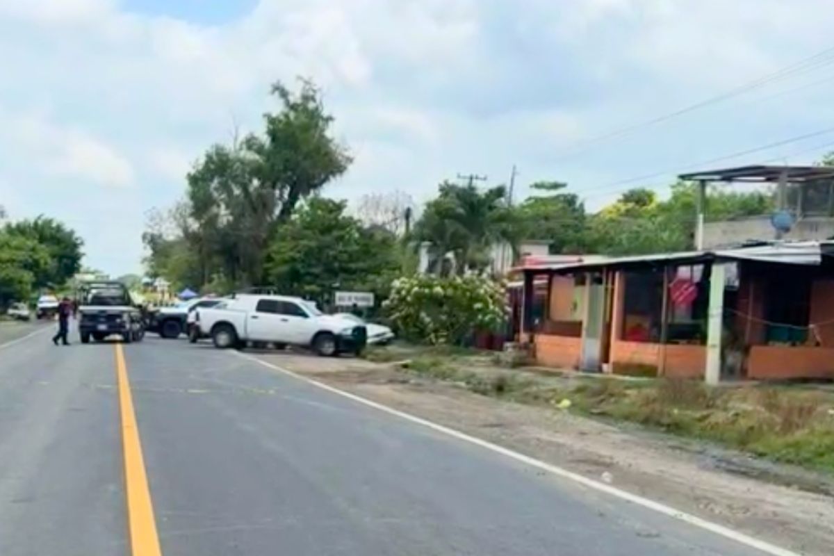 Peritos y policías resguardan automóvil tras asesinato de Agustín Manzano en Tlapacoyan