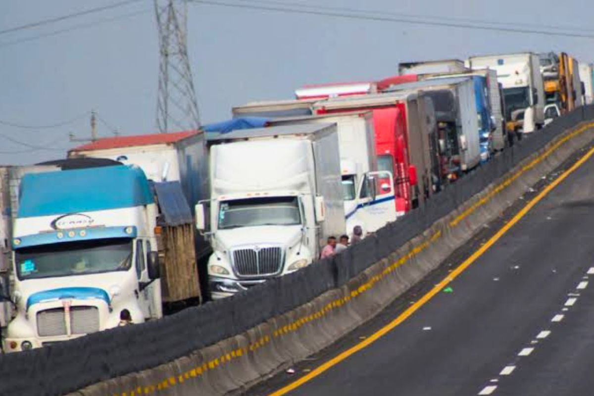 Unidades de transporte de carga durante una movilización de AMOTAC en carreteras de Veracruz.