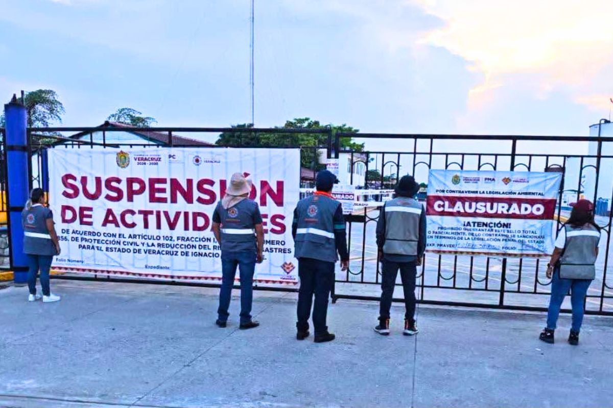 Sellos de clausura y suspensión colocados en la alcoholera de Nopaltepec durante la investigación por la mortandad de peces en la Cuenca del Papaloapan