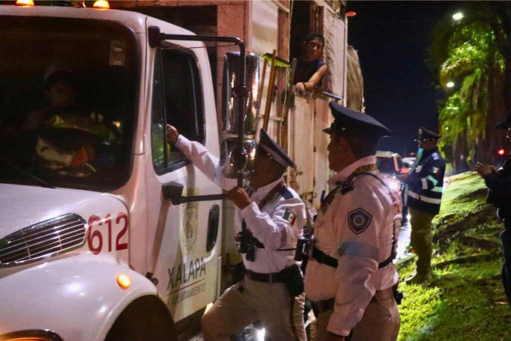 Operativo de alcoholímetro en Xalapa con revisión a conductores durante filtro de seguridad vial en avenida Maestros Veracruzanos