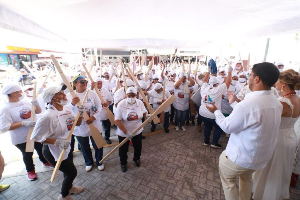 Participantes preparan 13 toneladas de arroz durante la edición 32 del Arroz a la Tumbada en Alvarado, Veracruz