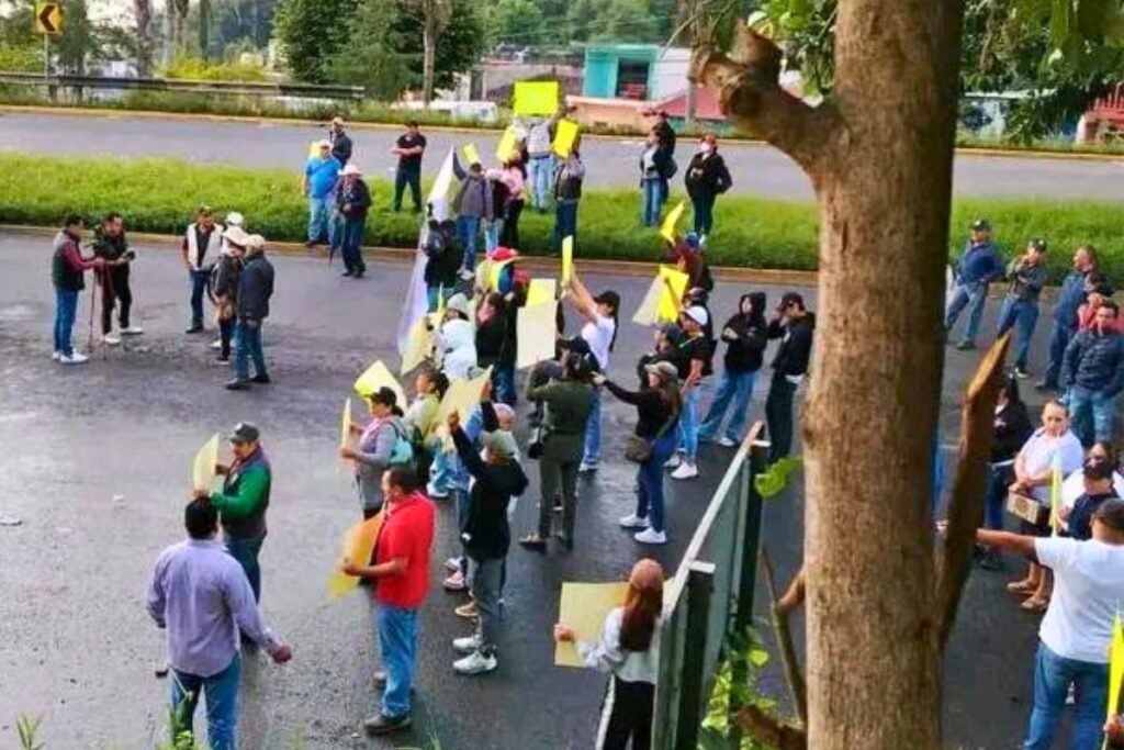 Habitantes de Tlacolulan bloquean la carretera Xalapa-Banderilla para exigir la rehabilitación de la carretera Piedra de Agua-Cerro de la Gallina.