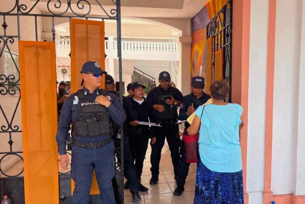 Ciudadanos se concentran en el Palacio Municipal de Catemaco durante una protesta por obras y rendición de cuentas.