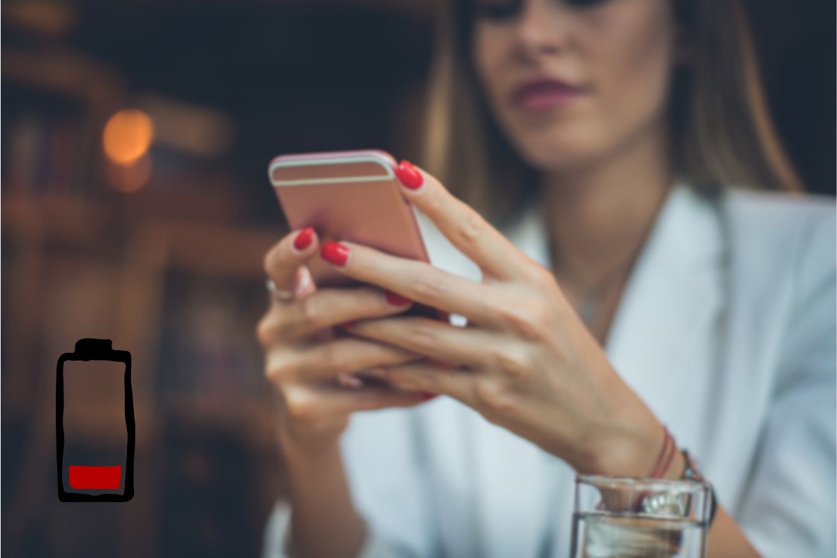Persona utiliza un teléfono celular durante el proceso de registro de líneas con CURP en México.