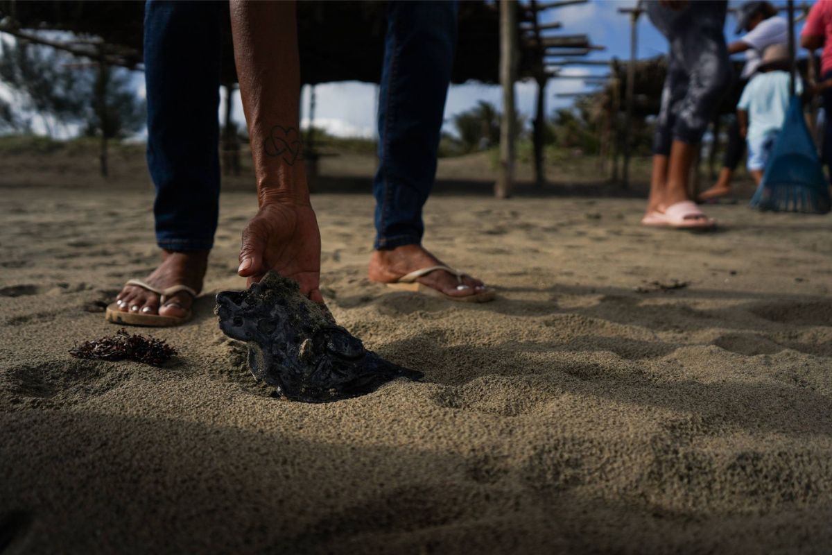 Convocatoria para retirar chapopote en playas de Catemaco tres meses después del derrame de Pemex en Veracruz