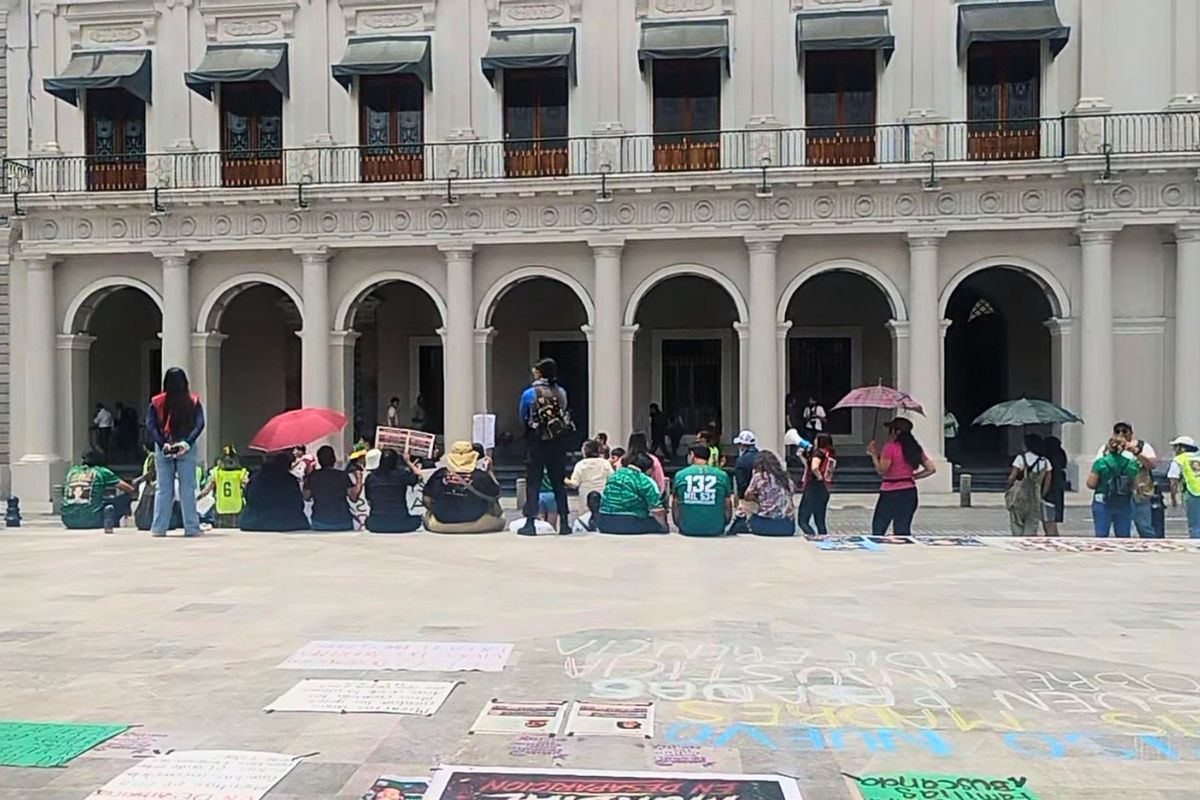 Familiares de personas desaparecidas en Veracruz participan en una cascarita de futbol en Plaza Regina para exigir búsqueda y justicia