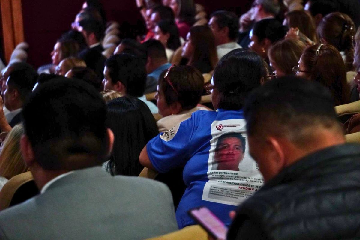 Madres buscadoras reclaman atención durante un evento de la Fiscalía sobre personas desaparecidas en Veracruz realizado en Xalapa.