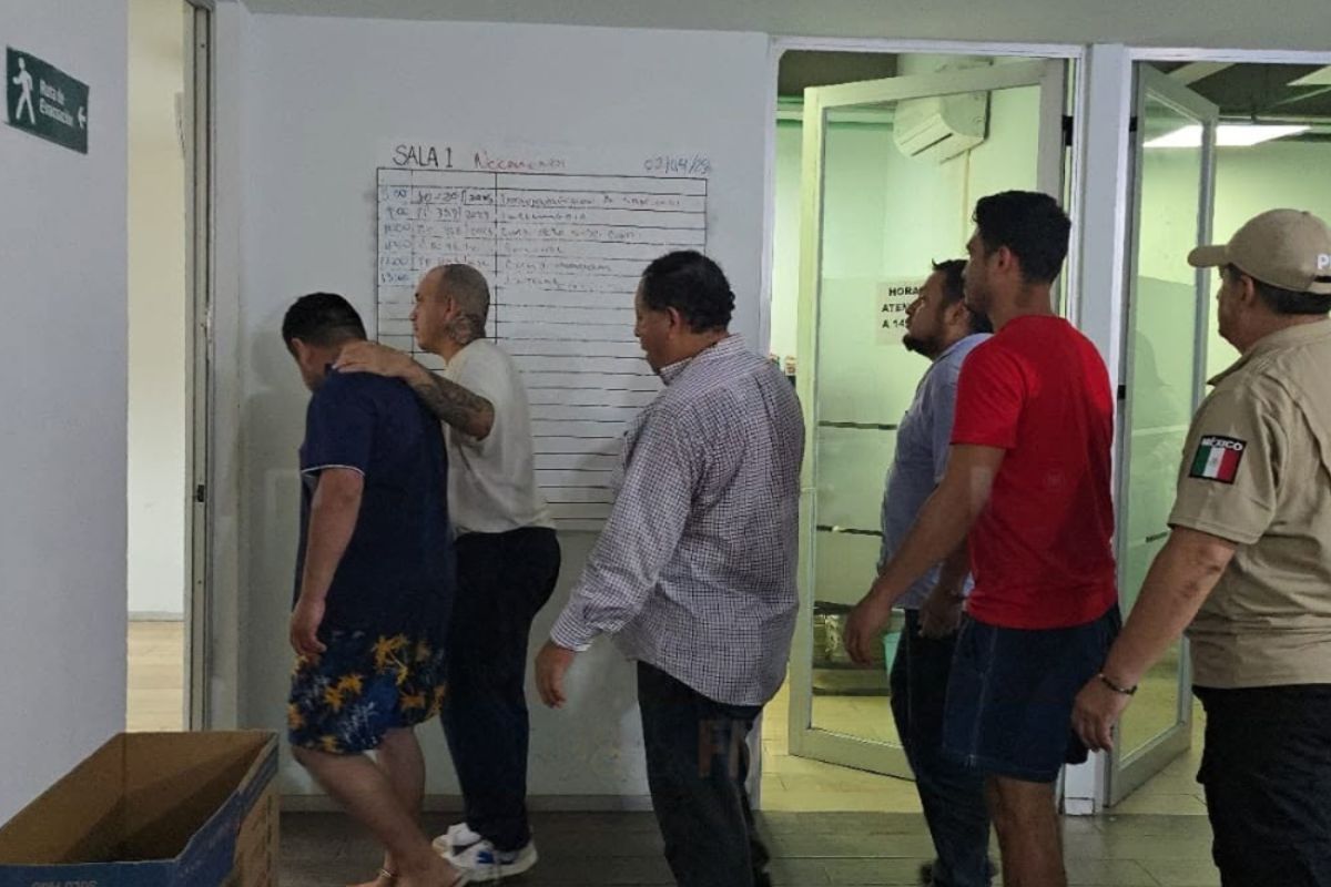 Familiares de detenidos se manifiestan frente al Centro Integral de Justicia de Coatzacoalcos por el caso Roxana Guzmán.