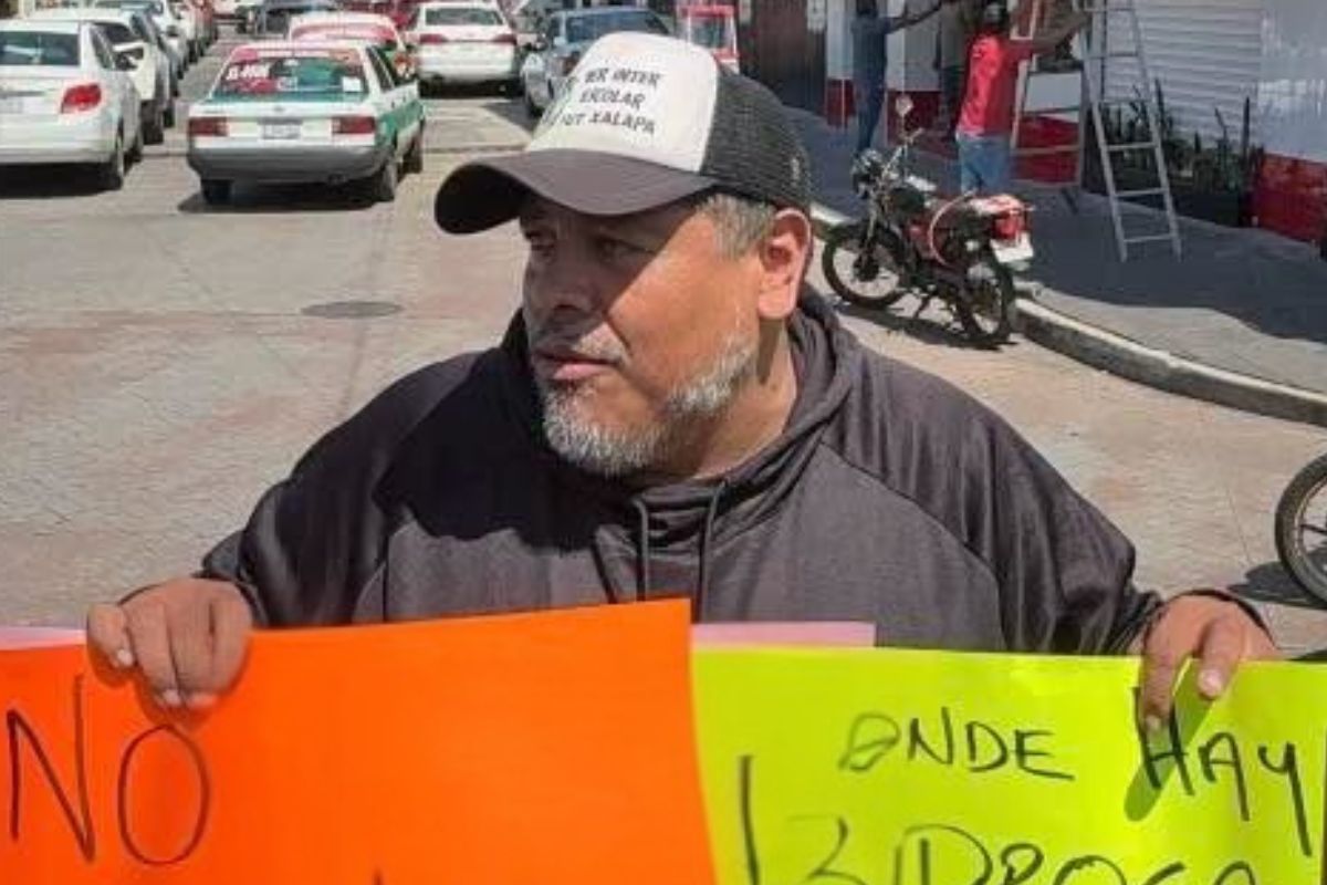 Vecinos del Barrio del Dique durante protesta contra nuevos centros nocturnos cerca de Los Lagos en Xalapa