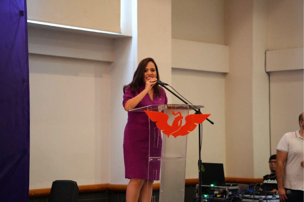 Elena Córdova Molina durante el Foro Estatal de Mujeres en Movimiento Veracruz al presentar la nueva agenda de la organización.