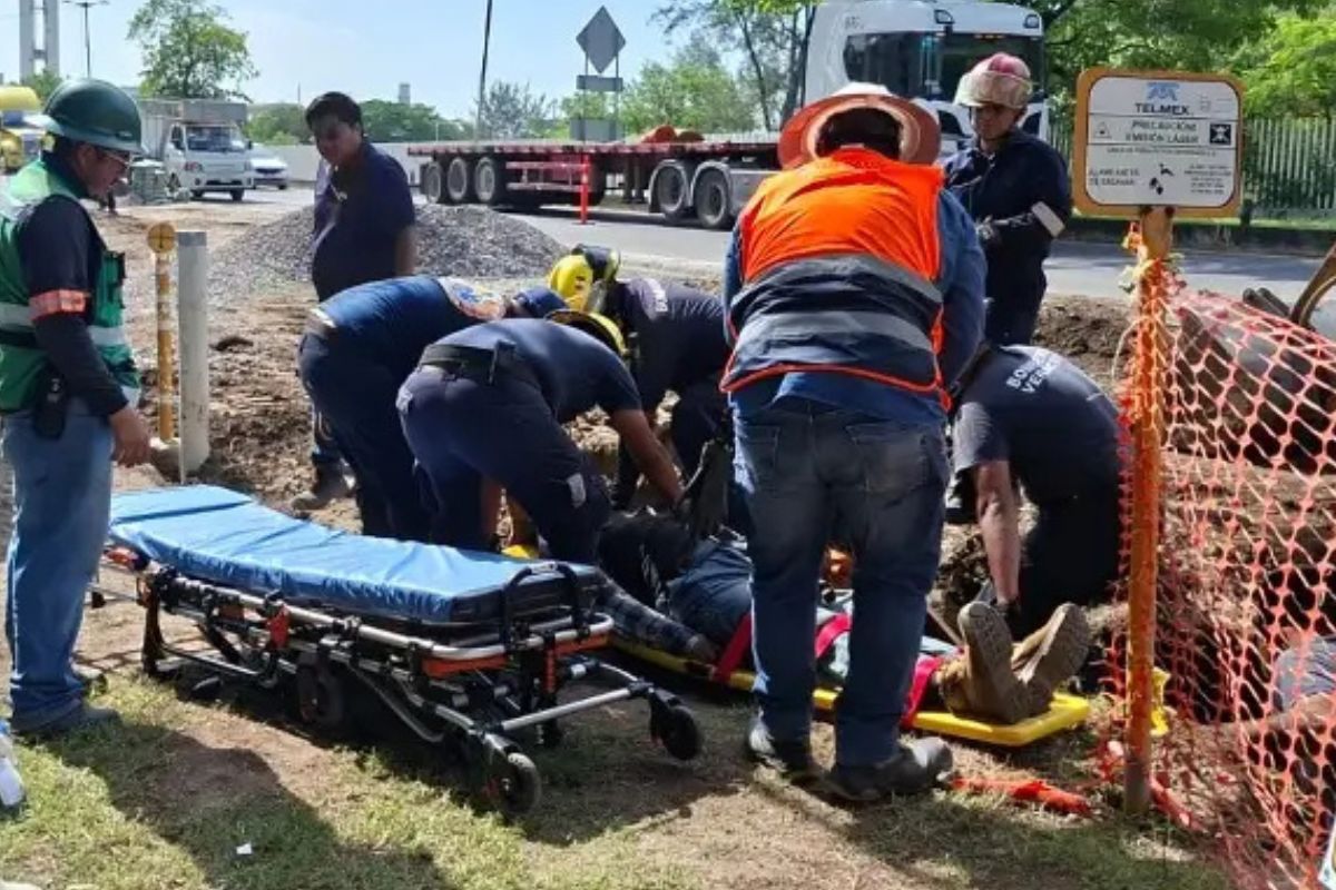 Labores de rescate en la excavación donde falleció un estudiante de la Universidad Veracruzana en Tejería, Veracruz.