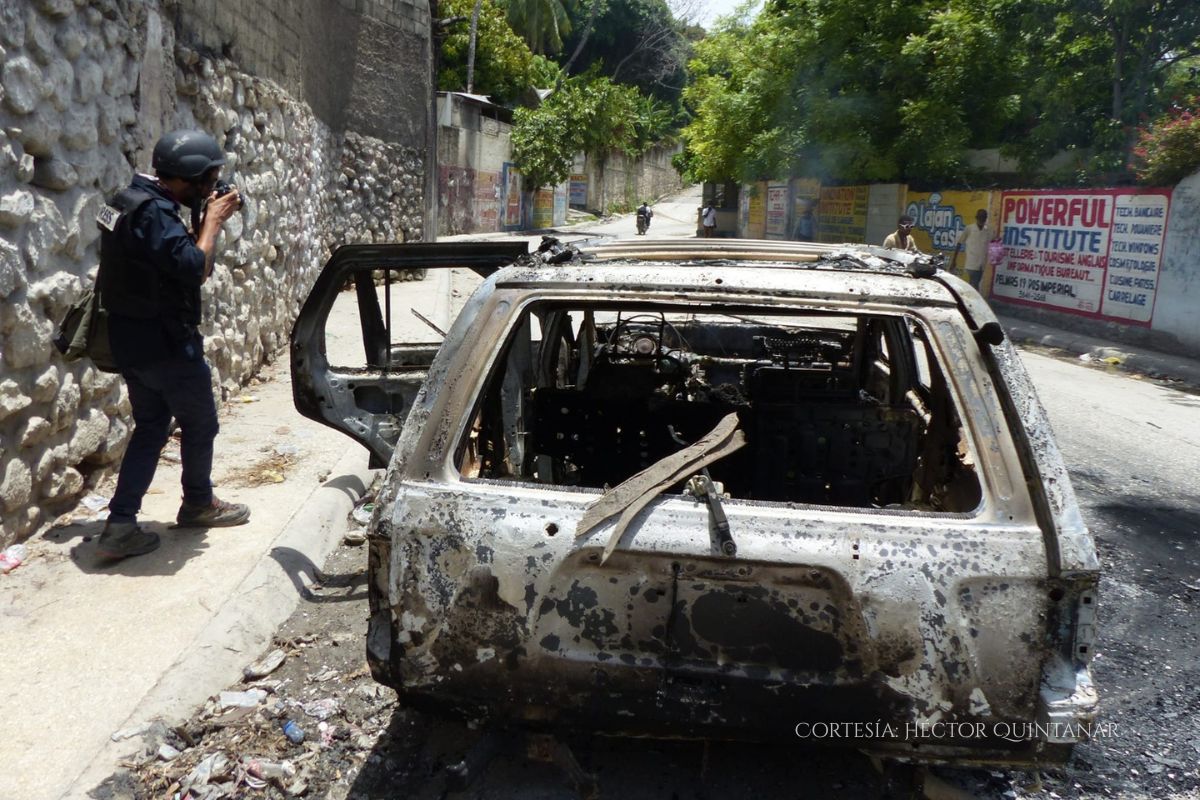 Héctor Quintanar, fotoperiodista veracruzano, durante una cobertura periodística en zona de conflicto