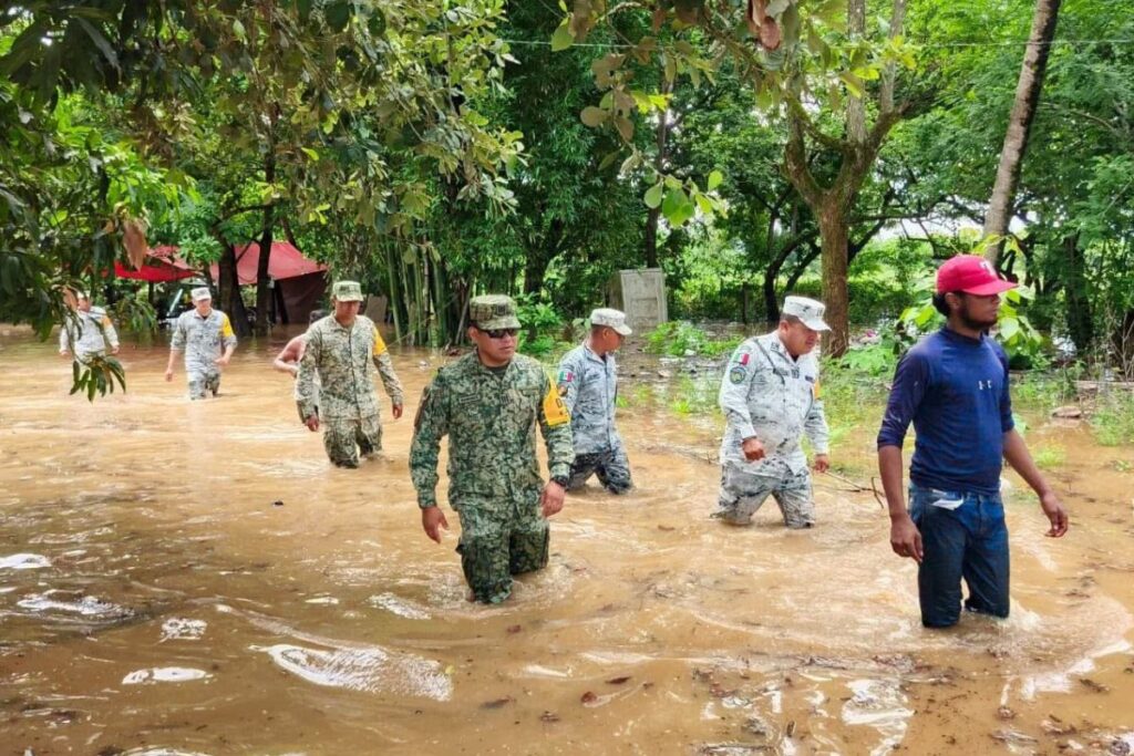 Inundaciones en Isla, Veracruz por el aumento del río Chiltepec; autoridades activan el Plan DN-III-E para atender a la población afectada.