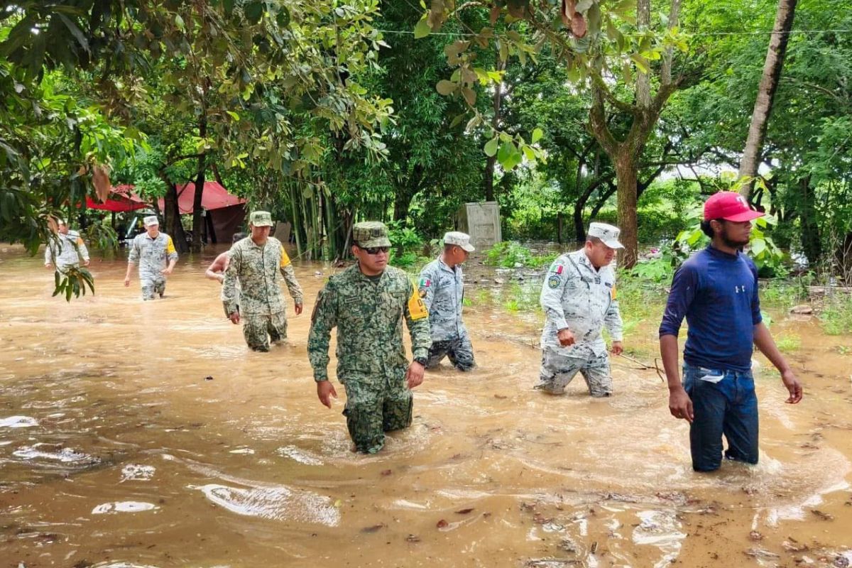 Inundaciones en Isla, Veracruz por el aumento del río Chiltepec; autoridades activan el Plan DN-III-E para atender a la población afectada.