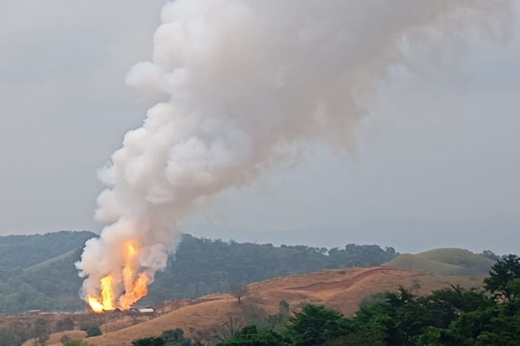 Fuego y emisiones visibles en el pozo Krem-1 de Las Choapas más de 90 días después de iniciada la emergencia