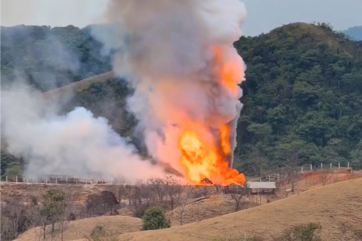 Pozo Krem-1 en Las Choapas con fuego visible mientras continúan los trabajos de control reportados por Pemex