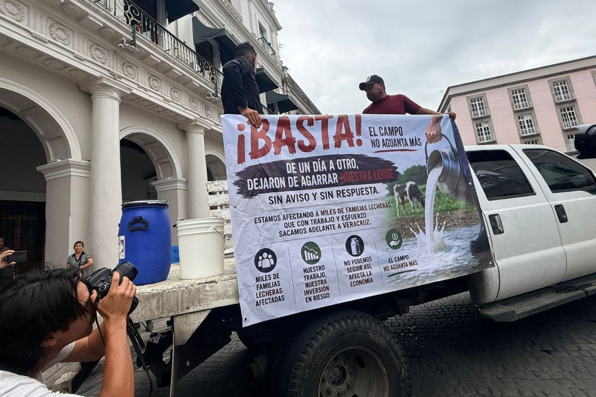 Productores lecheros de Veracruz protestan en Xalapa para exigir su reincorporación a Leche para el Bienestar