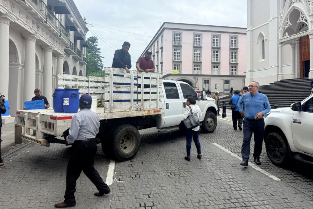 Productores de leche de Veracruz durante protesta por exclusión de centros de acopio de Leche para el Bienestar.