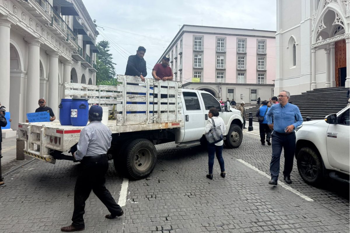 Productores de leche de Veracruz durante protesta por exclusión de centros de acopio de Leche para el Bienestar.