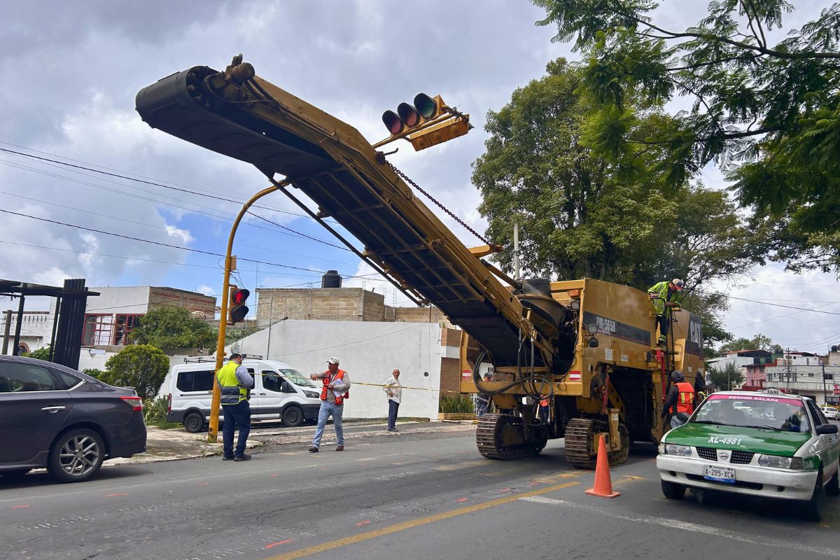 Maquinaria realiza trabajos de rehabilitación y bacheo sobre la avenida Miguel Alemán en Xalapa durante junio de 2026.