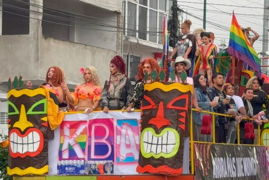 Participantes de la Marcha del Orgullo LGBTIQ+ en Xalapa durante una movilización que visibilizó los crímenes de odio en Veracruz