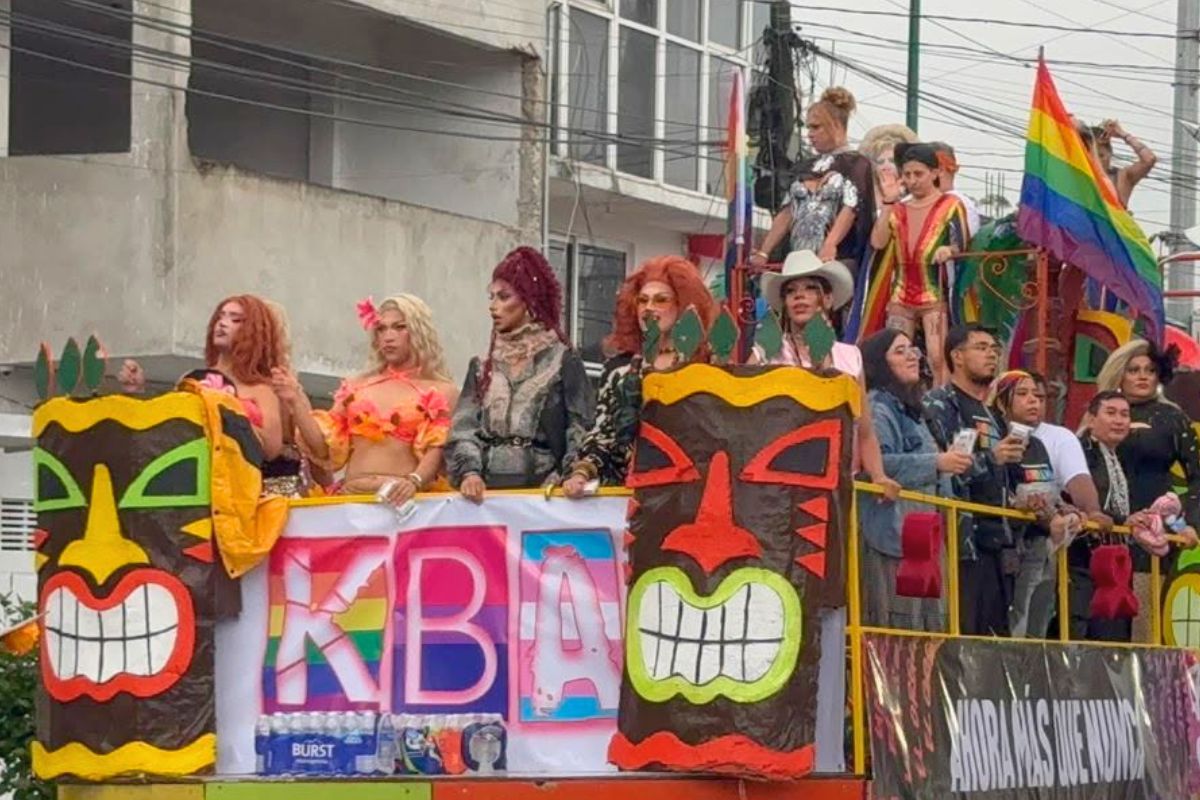 Participantes de la Marcha del Orgullo LGBTIQ+ en Xalapa durante una movilización que visibilizó los crímenes de odio en Veracruz