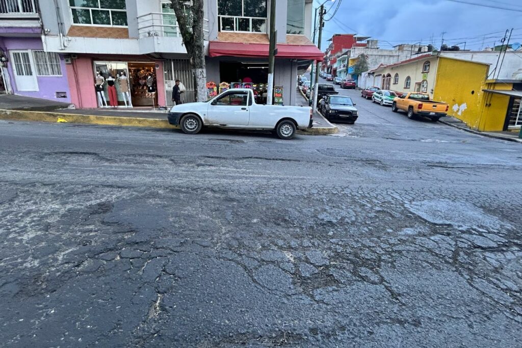 Trabajos de bacheo con mezcla asfáltica en caliente sobre la avenida Miguel Alemán en Xalapa.