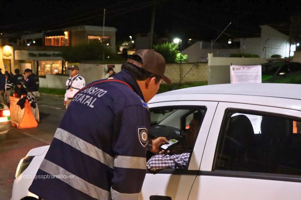 Operativo de alcoholímetro en Xalapa sobre Avenida Maestros Veracruzanos durante revisiones nocturnas a conductores