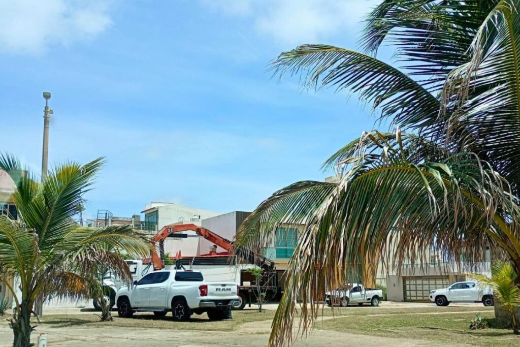 Elementos de la FGR realizan un cateo durante un operativo en el fraccionamiento Paraíso de Coatzacoalcos