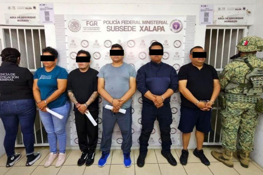 Operativo de la FGR en Xalapa que derivó en la detención de ocho policías de la SSP investigados por presunta desaparición forzada