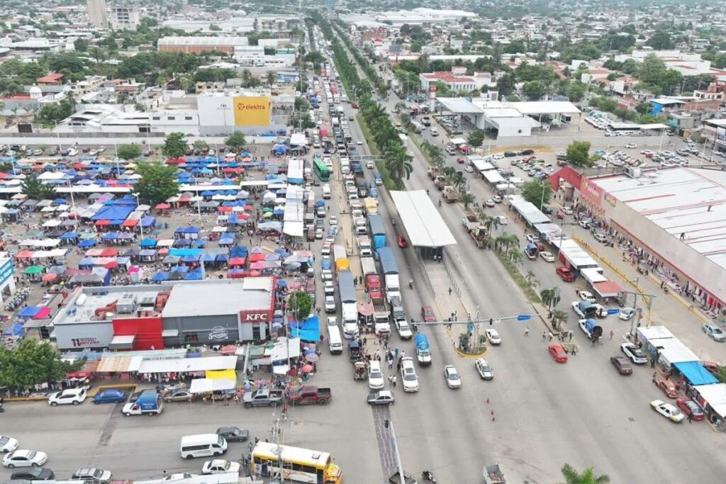 Transportistas de AMOTAC durante el paro nacional en una carretera federal para exigir mayor seguridad y el cumplimiento de acuerdos.