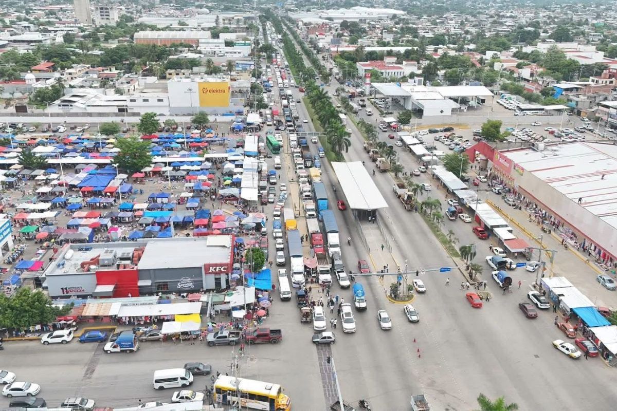 Transportistas de AMOTAC durante el paro nacional en una carretera federal para exigir mayor seguridad y el cumplimiento de acuerdos.