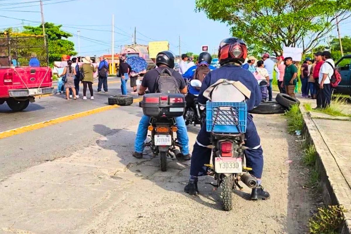 Familiares de policías investigados por el caso Roxana Guzmán bloquean la carretera Coatzacoalcos-Villahermosa en Nanchital.